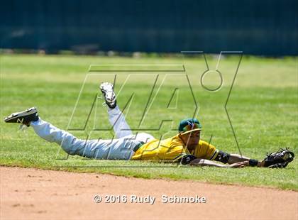 Thumbnail 3 in Highland vs. Narbonne photogallery.