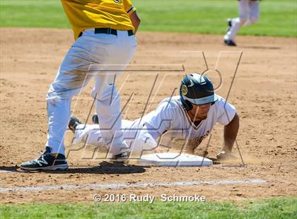 Thumbnail 2 in Highland vs. Narbonne photogallery.