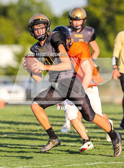 Thumbnail 2 in Tom Bean vs. Whitewright (scrimmage) photogallery.