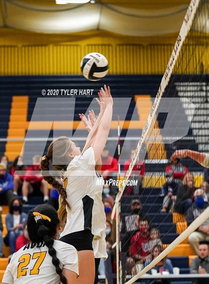 Thumbnail 1 in Plainfield vs. Avon (IHSAA 4A Sectional Semifinal) photogallery.