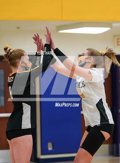 Thumbnail 2 in Plainfield vs. Avon (IHSAA 4A Sectional Semifinal) photogallery.