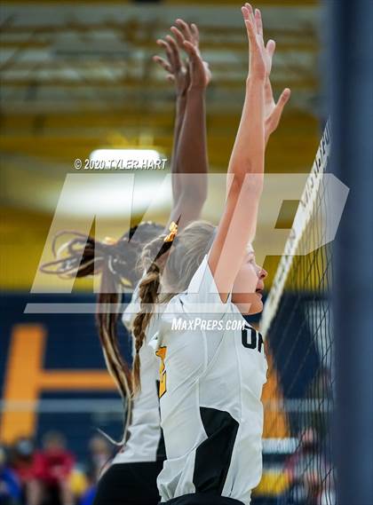 Thumbnail 1 in Plainfield vs. Avon (IHSAA 4A Sectional Semifinal) photogallery.