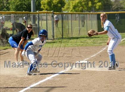 Thumbnail 3 in Frontier vs. Clovis North photogallery.