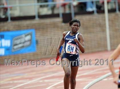 Thumbnail 3 in 117th Penn Relays (Girls 4x400m Events 126-128) photogallery.