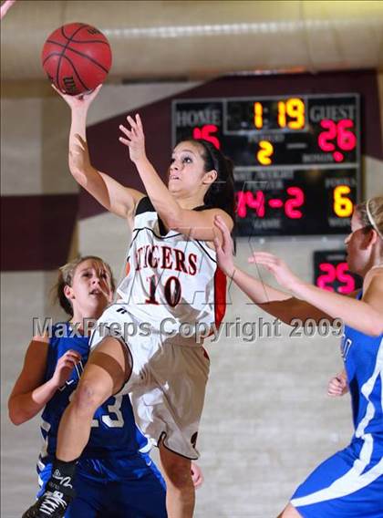 Thumbnail 2 in El Dorado vs. Roseville (Whitney Wildcat Tournament) photogallery.
