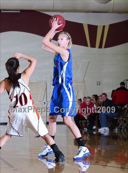 Thumbnail 3 in El Dorado vs. Roseville (Whitney Wildcat Tournament) photogallery.