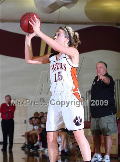 Thumbnail 2 in El Dorado vs. Roseville (Whitney Wildcat Tournament) photogallery.