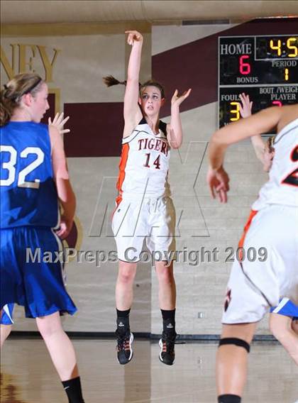 Thumbnail 2 in El Dorado vs. Roseville (Whitney Wildcat Tournament) photogallery.