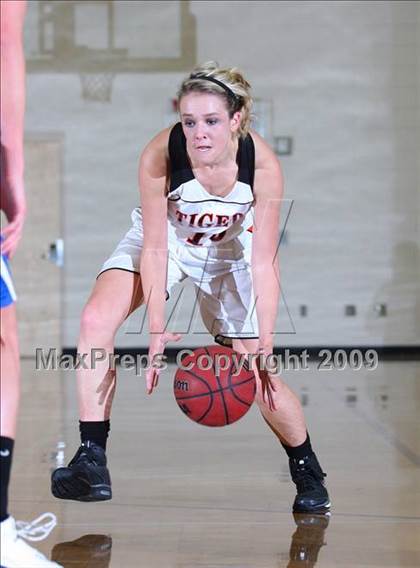 Thumbnail 2 in El Dorado vs. Roseville (Whitney Wildcat Tournament) photogallery.
