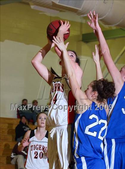 Thumbnail 1 in El Dorado vs. Roseville (Whitney Wildcat Tournament) photogallery.