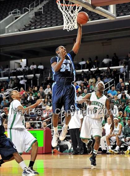 Thumbnail 2 in Compton vs. Lincoln (CIF SoCal D2 Final) photogallery.