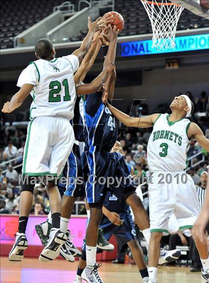 Thumbnail 2 in Compton vs. Lincoln (CIF SoCal D2 Final) photogallery.