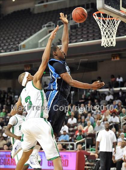 Thumbnail 2 in Compton vs. Lincoln (CIF SoCal D2 Final) photogallery.