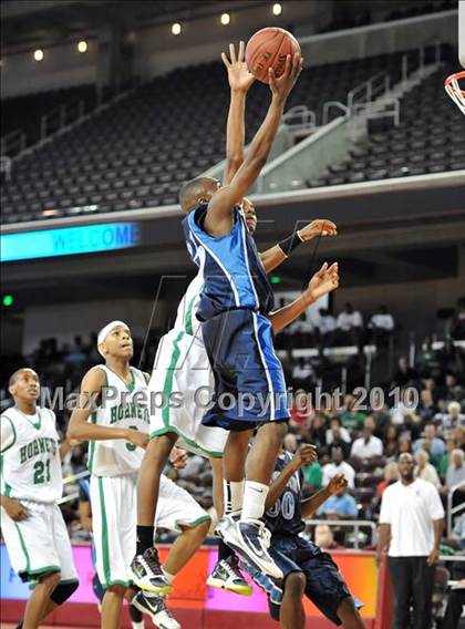 Thumbnail 2 in Compton vs. Lincoln (CIF SoCal D2 Final) photogallery.