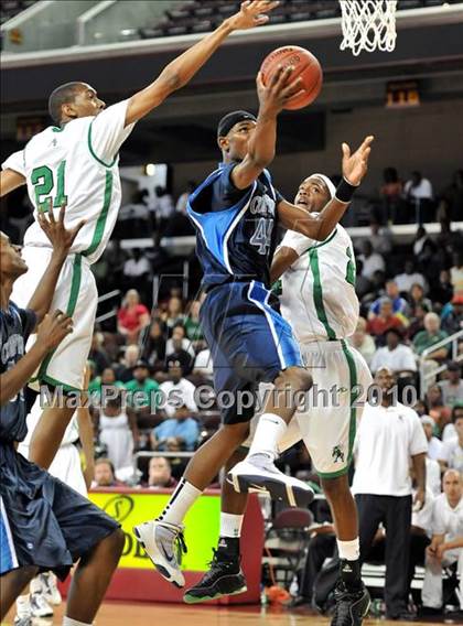 Thumbnail 2 in Compton vs. Lincoln (CIF SoCal D2 Final) photogallery.
