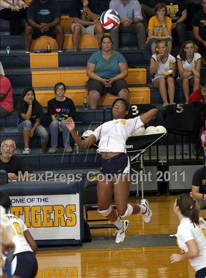 Thumbnail 1 in Stony Point vs. Leander photogallery.