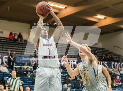 Thumbnail 1 in Modesto Christian vs. Newark Memorial (MLK De La Salle/MaxPreps Classic) photogallery.