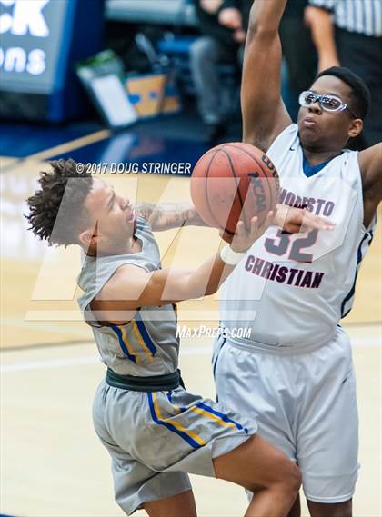 Thumbnail 1 in Modesto Christian vs. Newark Memorial (MLK De La Salle/MaxPreps Classic) photogallery.
