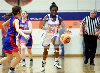 Thumbnail 3 in Chilton County vs Verbena (Chilton County Tournament) photogallery.