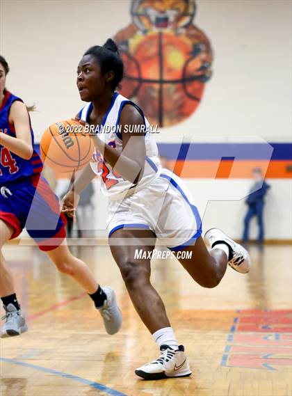 Thumbnail 3 in Chilton County vs Verbena (Chilton County Tournament) photogallery.