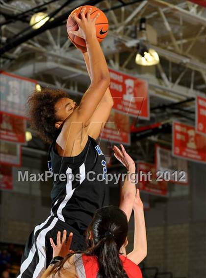 Thumbnail 3 in Windward vs Mater Dei (Nike Extravaganza) photogallery.