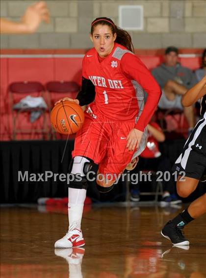 Thumbnail 3 in Windward vs Mater Dei (Nike Extravaganza) photogallery.