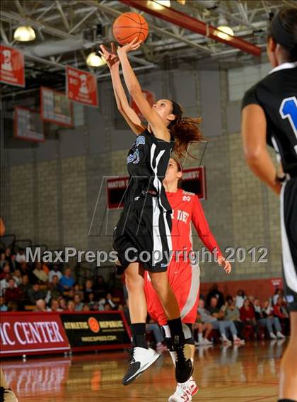 Thumbnail 2 in Windward vs Mater Dei (Nike Extravaganza) photogallery.