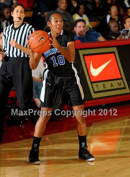 Thumbnail 1 in Windward vs Mater Dei (Nike Extravaganza) photogallery.