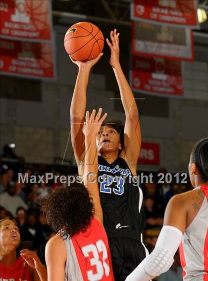 Thumbnail 1 in Windward vs Mater Dei (Nike Extravaganza) photogallery.