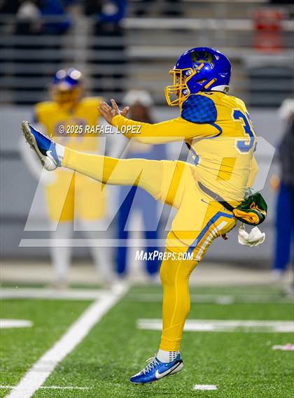 Thumbnail 3 in West Orange-Stark vs. La Vega (UIL 4A D2 Football Quarterfinals) photogallery.
