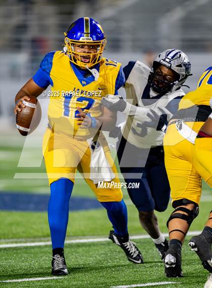 Thumbnail 1 in West Orange-Stark @ La Vega (UIL 4A D2 Football Quarterfinals) photogallery.