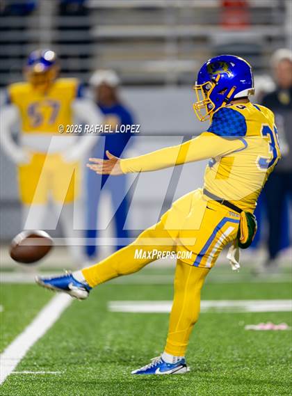 Thumbnail 2 in West Orange-Stark vs. La Vega (UIL 4A D2 Football Quarterfinals) photogallery.