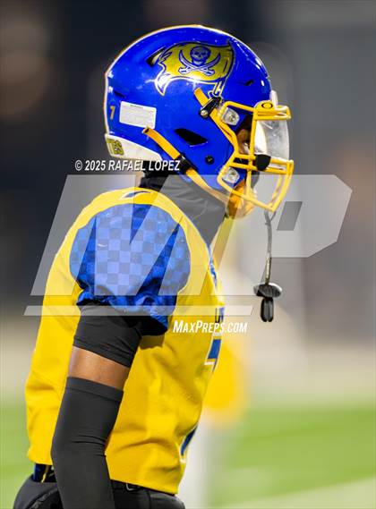 Thumbnail 2 in West Orange-Stark vs. La Vega (UIL 4A D2 Football Quarterfinals) photogallery.