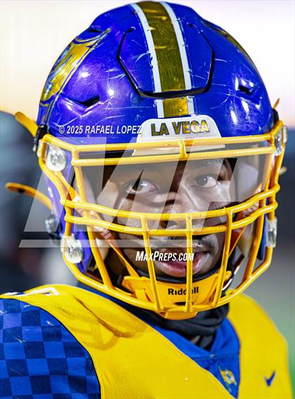 Thumbnail 2 in West Orange-Stark vs. La Vega (UIL 4A D2 Football Quarterfinals) photogallery.