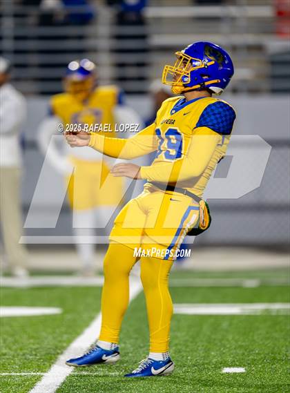 Thumbnail 1 in West Orange-Stark @ La Vega (UIL 4A D2 Football Quarterfinals) photogallery.