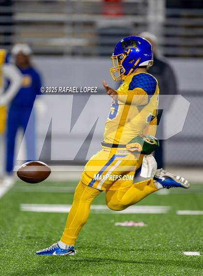Thumbnail 1 in West Orange-Stark @ La Vega (UIL 4A D2 Football Quarterfinals) photogallery.