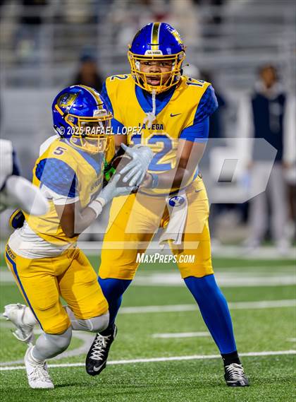 Thumbnail 2 in West Orange-Stark @ La Vega (UIL 4A D2 Football Quarterfinals) photogallery.