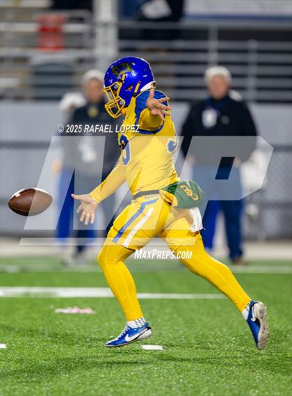 Thumbnail 3 in West Orange-Stark vs. La Vega (UIL 4A D2 Football Quarterfinals) photogallery.