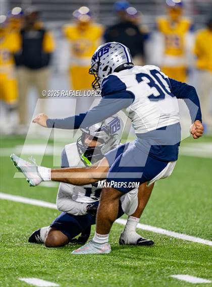 Thumbnail 1 in West Orange-Stark vs. La Vega (UIL 4A D2 Football Quarterfinals) photogallery.