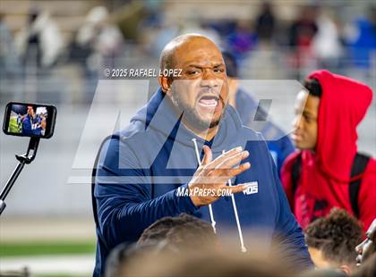 Thumbnail 2 in West Orange-Stark vs. La Vega (UIL 4A D2 Football Quarterfinals) photogallery.