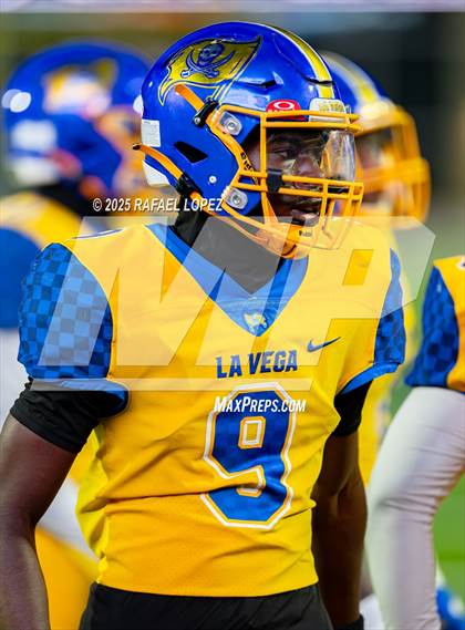 Thumbnail 2 in West Orange-Stark vs. La Vega (UIL 4A D2 Football Quarterfinals) photogallery.