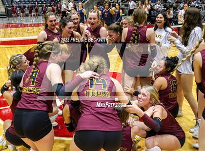 Thumbnail 1 in Dripping Springs vs. Tompkins (UIL 6A Final) photogallery.