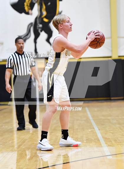 Thumbnail 2 in Van Alstyne vs Quanah (Fantasy of Lights tournament) photogallery.
