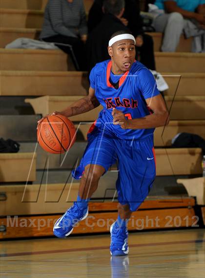 Thumbnail 1 in Dorsey vs. Rainier Beach (MaxPreps Holiday Classic) photogallery.