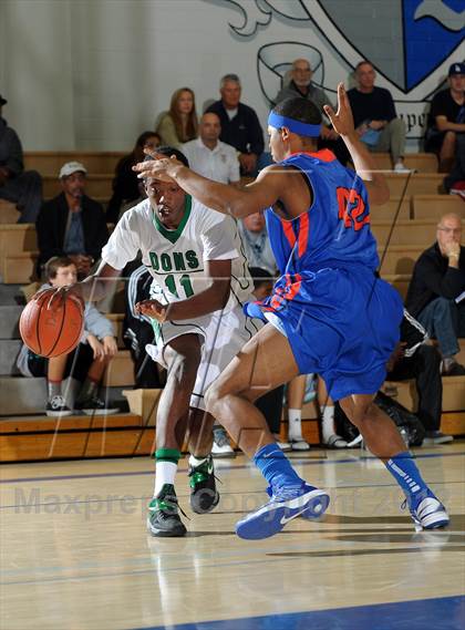 Thumbnail 1 in Dorsey vs. Rainier Beach (MaxPreps Holiday Classic) photogallery.