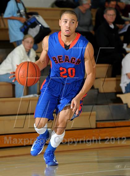 Thumbnail 1 in Dorsey vs. Rainier Beach (MaxPreps Holiday Classic) photogallery.