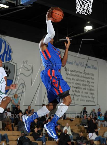 Thumbnail 3 in Dorsey vs. Rainier Beach (MaxPreps Holiday Classic) photogallery.
