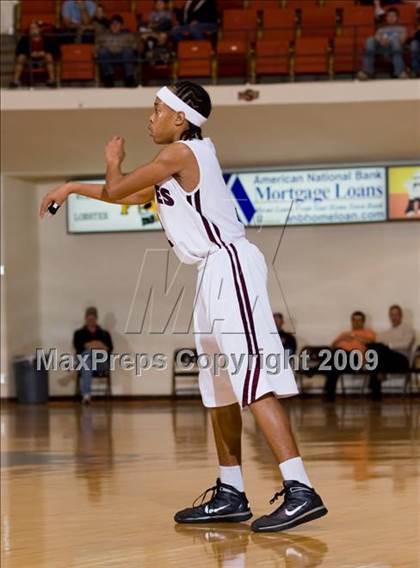 Thumbnail 3 in Sunrise Christian Academy vs. Mansfield Timberview (Fantasy of Lights D1 Championship) photogallery.