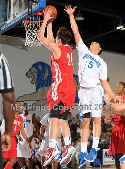 Thumbnail 2 in Mater Dei vs. Burbank (MaxPreps Holiday Classic) photogallery.