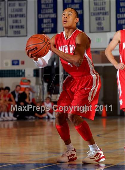 Thumbnail 1 in Mater Dei vs. Burbank (MaxPreps Holiday Classic) photogallery.